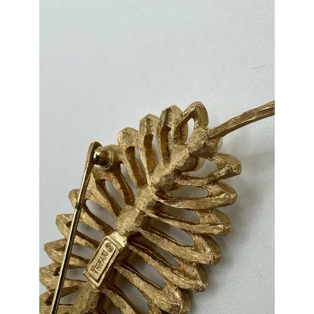 Trifari Vintage Gold‎ Tone Faux Pearl Leaf Brooch Textured Fern Pin Designer
